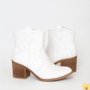 ❤️ADORABLE White short western boots! Size 7.5. Used, but Great condition!🤠🙌🏻